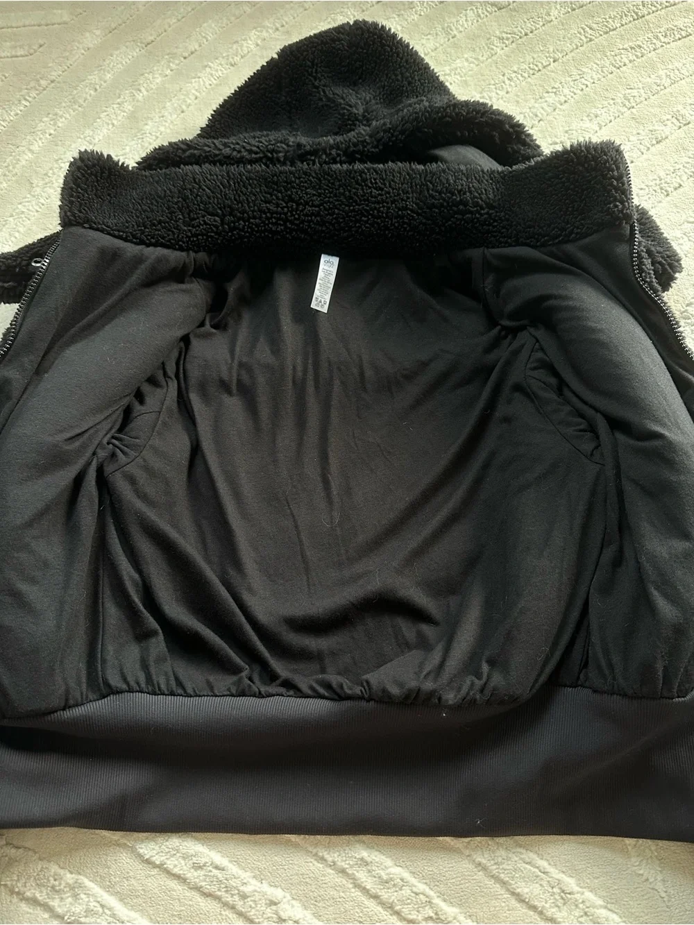 Alo | Foxy Sherpa Jacket | Black | Cropped